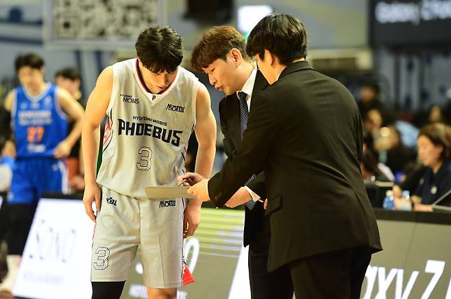 23일 서울 잠실실내체육관에서 열린 2025~26 LG전자 프로농구 정규리그 서울 삼성 썬더스와의 원정 경기에서 작전을 지시하는 양동근 감독. KBL 제공