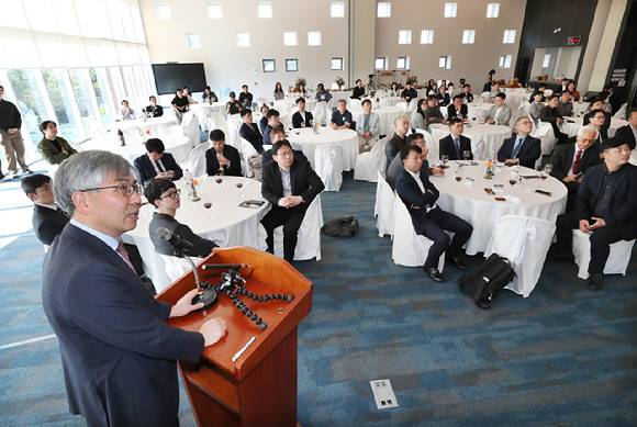 한재흥 KAIST 우주연구원장이 우주서비스와 제조 연구센터 개소식에서 인사말을 하고 있다. [사진=KAIST]