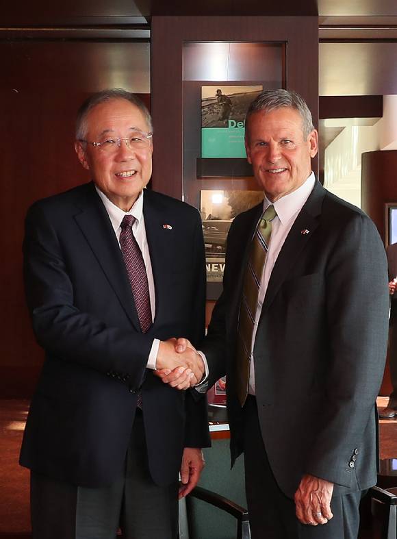 류진 한경협 회장과 빌 리(Bill Lee) 테네시 주지사를 비롯한 경제인들이 24일 그랜드 하얏트 서울에서 간담회를 마친 뒤 기념촬영을 하고 있다. [사진=한국경제인협회(한경협)]