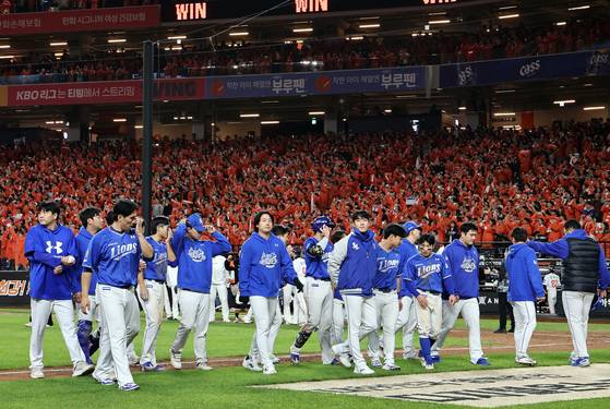 24일 PO 5차전 패배 후 아쉬워하며 돌아서는 삼성 선수들. 뉴스1