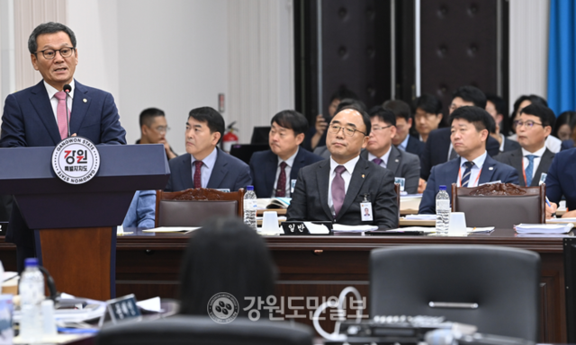 ▲ 24일 열린 강원도 국정감사에서 김홍규 강릉시장이 답변하고 있다. 서영 기자