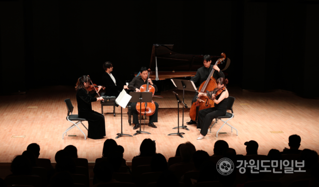 ▲ 23일 오후 강릉원주대학교 하슬라홀에서 열린 하슬라’크Ⅰ 공연에서 출연자들이 연주하고 있다. 황선우 기자