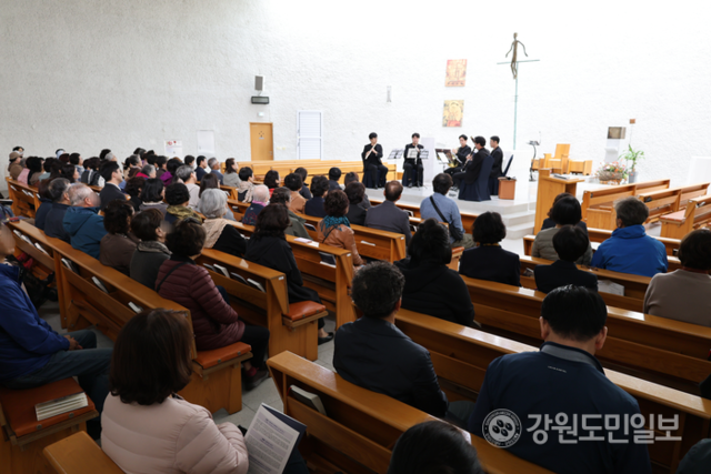 ▲ 23일 오전 강릉 초당성당에서 ‘참된 숨결:뷔에르 앙상블’ 공연이 열렸다. 황선우 기자