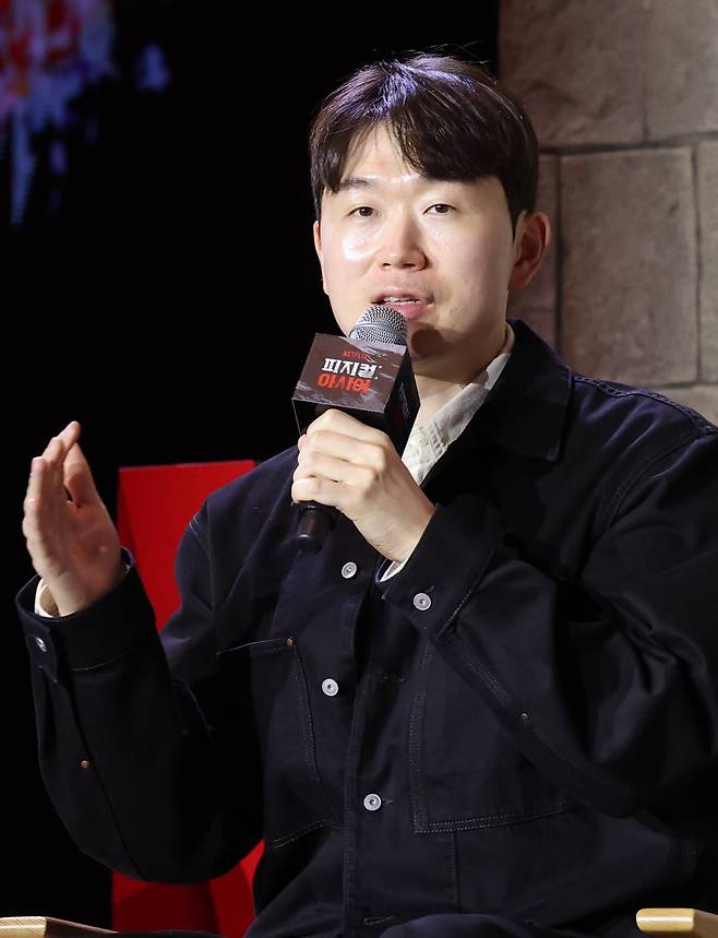 장호기 PD가 24일 서울 강남구 봉은사로 웨스틴 서울 파르나스에서 열린 넷플릭스 서바이벌 예능 ‘피지컬: 아시아’ 제작발표회에 참석해 취재진 질문에 답하고 있다./사진=뉴스1