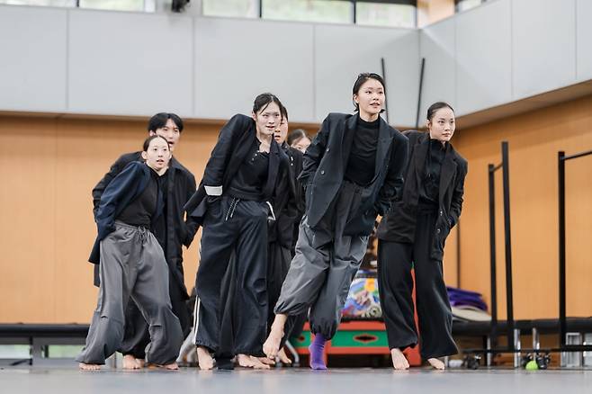 2025 안무가 프로젝트 중 이지현 안무가의 '옷' 시연 장면./사진=국립극장
