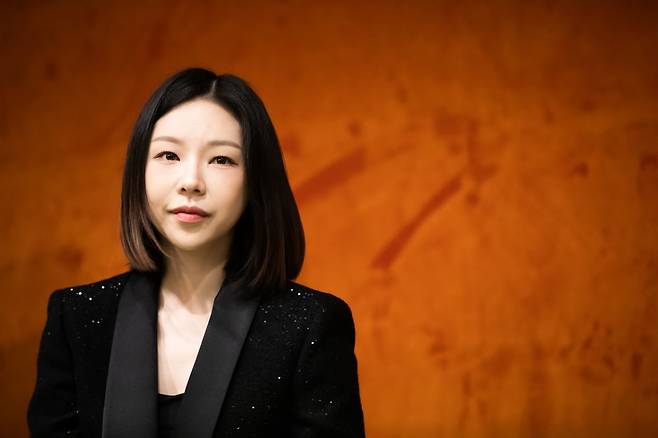 지난 24일 서울 강남구 풍월당에서 열린 기자간담회에서 지휘자 진솔이 취재진의 질문을 듣고 있다. /사진출처. 더브로드.