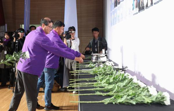 지난해 10월 29일 국회에서 열린 10·29 이태원참사 2주기 추모식에서 유가족들이 희생자들의 영정에 헌화하고 있는 모습. 국제신문DB