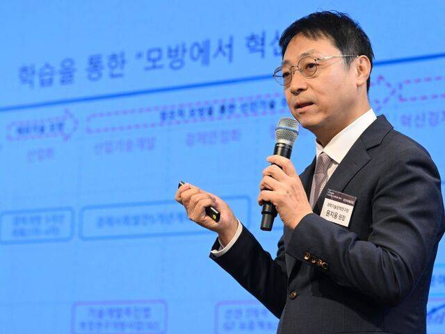 윤지웅 과학기술정책연구원 원장이 23일 서울 여의도 CCMM빌딩에서 열린  2025 국민미래포럼에서 주제발표를 하고 있다. 이한형 기자