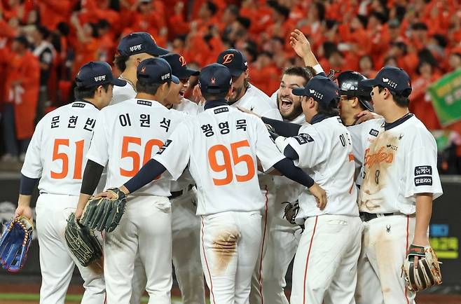 한화 이글스 선수들이 24일 대전 한화생명볼파크에서 열린 2025 포스트시즌 플레이오프 5차전에서 승리한 뒤 마운드에 모여 기뻐하고 있다. 연합뉴스