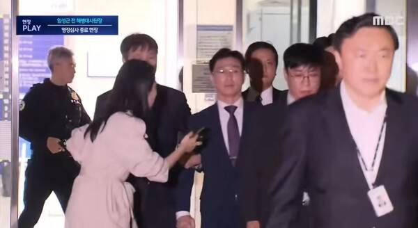 ▲임성근 전 해병대 1사단장이 23일 밤 고 채수근 상병 사망에 대한 과실치사 혐의 구속영장실질심사를 마친 뒤 구치소로 이동하는 도중 기자 질문을 받고 있다. 사진=MBC 영상 갈무리