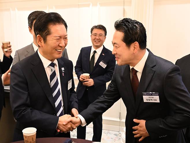 지난 23일 2025 국민미래포럼 ‘선도국가로의 퀀텀점프 : 과학기술이 여는 새로운 성장’이 열린 서울 영등포구 CCMM빌딩에서 정청래 더불어민주당 대표(왼쪽)와 장동혁 국민의힘 대표가 인사하고 있다. [국회사진기자단]