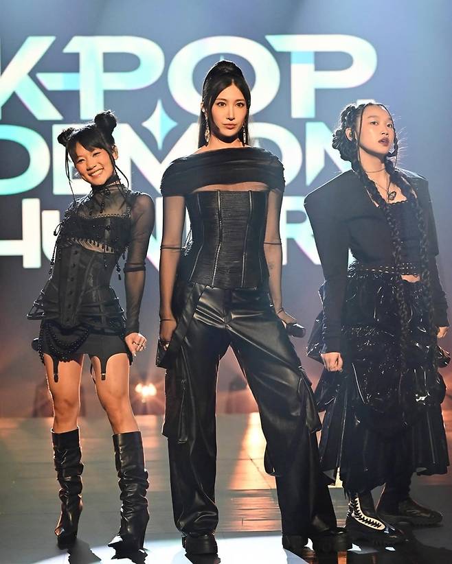 미국 유명 토크쇼 ‘지미 팰런 쇼’에서 글로벌 히트곡 ‘골든’의 첫 라이브 무대를 선보인 레이 아미, 이재, 오드리 누나(왼쪽부터). 넷플릭스 ‘케이팝 데몬 헌터스’의 3인조 걸그룹 헌트릭스의 노래 목소리를 맡은 한국계 가수들이다. 사진제공=‘지미 팰런 쇼’ 엑스(옛 트위터)