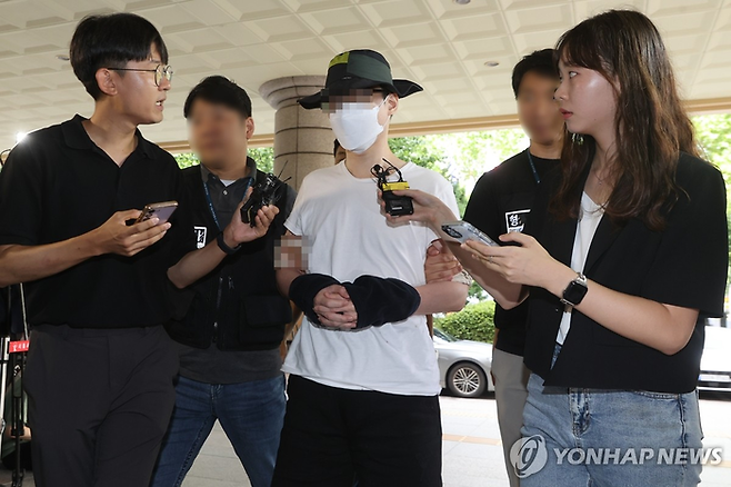 서울 은평구의 한 아파트 단지에서 일본도를 휘둘러 이웃을 살해한 혐의를 받는 백 모씨(38)가 지난해 8월 1일 서울서부지법의 영장실질심사에 출석하는 모습. <사진=연합뉴스>