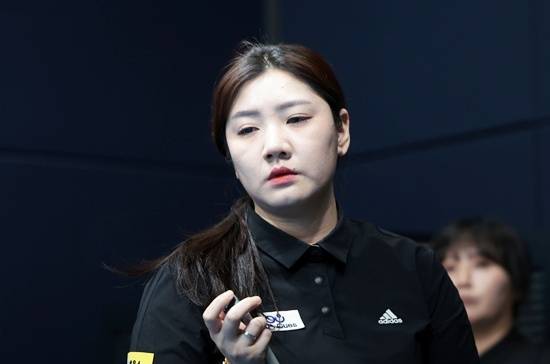 심지유가 25/26시즌 6차전 ‘휴온스LPBA챔피언십’ 32강전에서 승부치기 끝에 김세연을 꺾고 16강에 진출했다. 22/23시즌 프로에 데뷔한 그는 공사장 페인트공, 보험콜센터 직원, 웨딩플래너 등 다양한 직업을 경험했다. (사진=PBA)