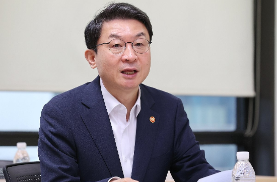 이억원 금융위원장이 23일 서울 중구 중앙서민금융통합지원센터에서 열린 정책서민금융·채무조정 현장간담회에서 발언하고 있다.(사진=연합뉴스)