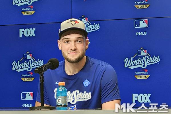 토론토의 월드시리즈 1차전 선발 예사배지가 인터뷰를 갖고 있다. 사진(캐나다 토론토)= 김재호 특파원