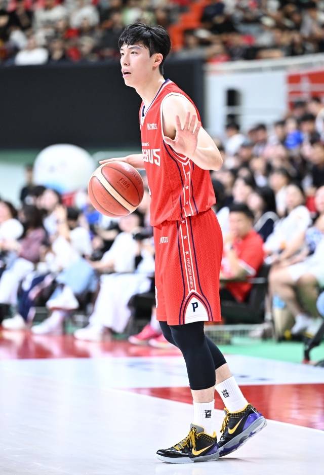 박무빈은 “감독님이 말씀하셨던 것처럼 해먼즈와 로메로가 국내선수들에게 큰 도움이 되는 건 사실이다. 워낙 착하기도 하다(웃음). 그런 부분들이 분명 도움이 된다”며 “해먼즈는 다재다능한 선수다 보니 우리가 도와줄 수도 있지만 반대로 도움을 받기도 한다. 감독님이 말씀하신 것처럼 서로 도움이 되는 관계가 잘 만들어지고 있다”고 밝혔다. 사진=KBL 제공