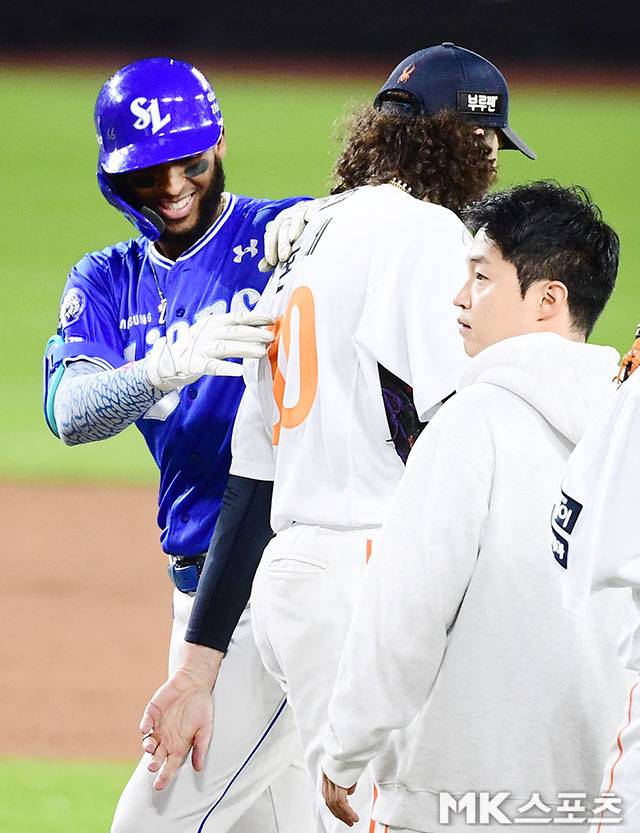 24일 오후 대전 한화생명볼파크에서 ‘2025 신한 SOL Bank KBO 포스트시즌’ 한화 이글스와 삼성 라이온즈의 플레이오프(5전 3선승제) 5차전이 열렸다. 3회초 1사 1루에서 삼성 디아즈가 자신의 강습 타구에 맞은 한화 선발 폰세에게 미안함을 표시하고 있다. 사진(대전)=김영구 기자