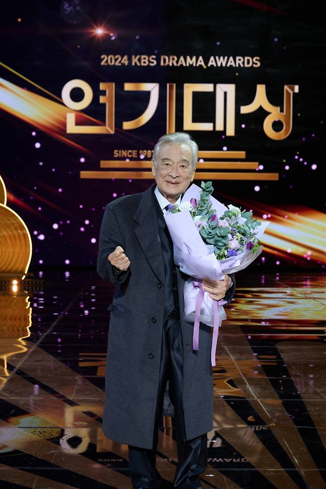 배우 이순재가 '2024 KBS 연기대상'에서 대상을 받은 뒤 포즈를 취하고 있다. /사진제공=KBS