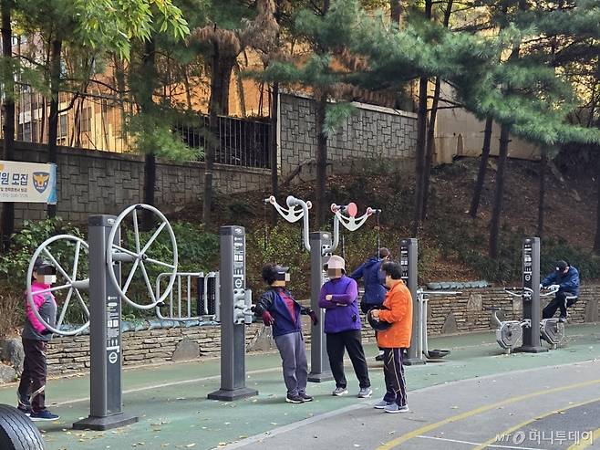 24일 오전 서울 양천구 장수공원 내 어르신 놀이터. 노인들이 운동을 하거나 함께 모여 이야기를 나누고 있다. /사진=김서현 기자.