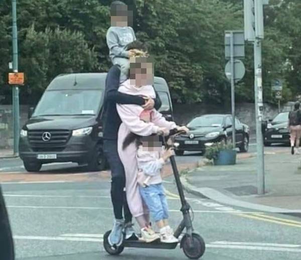 전동킥보드에 4인 가족이 올라탄 사진이 재조명되고 있다. 사진은 전동킥보드에 4인 가족이 올라탄 모습. /사진=온라인 커뮤니티 캡처