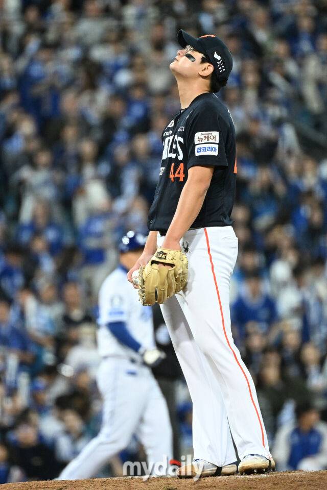 22일 대구 삼성라이온즈파크에서 열린 '2025 신한 SOL BANK KBO 포스트 시즌' 삼성 라이온즈와 한화 이글스 플레이오프(PO) 4차전 경기. 한화 김서현이 6회말 2사 2루에 삼성 강민호에게 볼넷을 내주고 교체되고 있다./대구=한혁승 기자 hanfoto@mydaily.co.kr