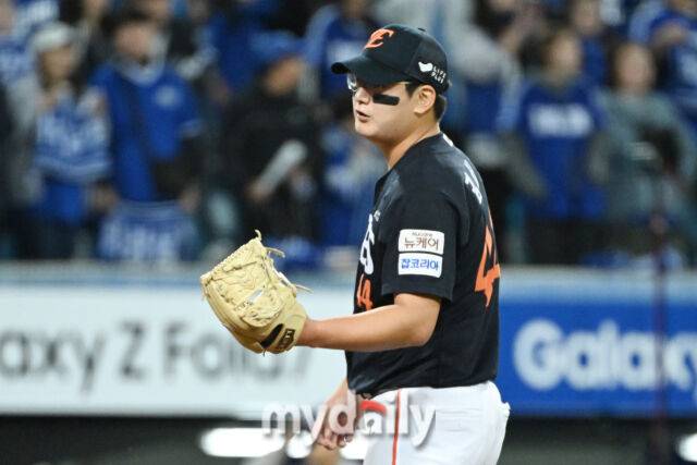 22일 대구 삼성라이온즈파크에서 열린 '2025 신한 SOL BANK KBO 포스트 시즌' 삼성 라이온즈와 한화 이글스 플레이오프(PO) 4차전 경기. 한화 김서현 6회말 1사 1-3루에 삼성 김영웅에게 동점 쓰리런을 내줬다./대구=한혁승 기자 hanfoto@mydaily.co.kr