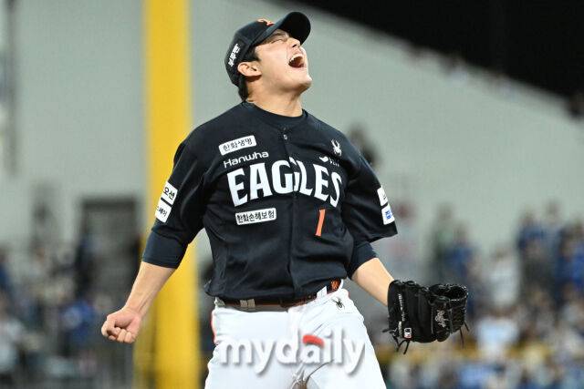 21일 대구 삼성라이온즈파크에서 열린 '2025 신한 SOL BANK KBO 포스트 시즌' 삼성 라이온즈와 한화 이글스 플레오이프(PO) 3차전 경기. 한화 문동주가 9회말 2사에 삼성 김성윤을 잡고 기뻐하고 있다. 한화가 5-4로 삼성에 승리했다./대구=한혁승 기자 hanfoto@mydaily.co.kr