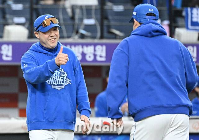 19일 오후 대전광역시 중구 대전한화생명볼파크에서 진행된 '2025 프로야구 KBO리그 포스트시즌' 플레이오프(PO) 2차전 한화이글스와 삼성라이온즈의 경기. 삼성 박진만 감독이 7-3으로 승리한 뒤 최원태에게 엄지를 들어보이고 있다./마이데일리