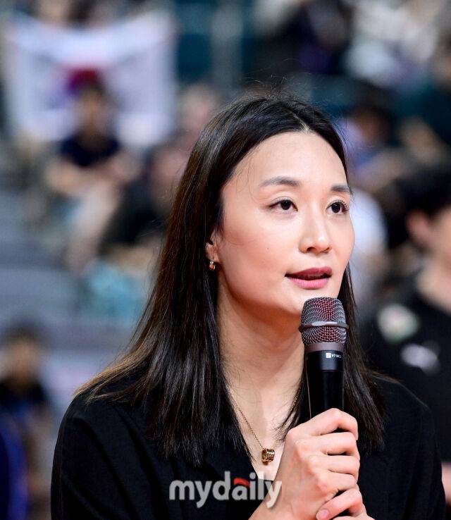 2025년 8월 17일 경상남도 진주실내체육관에서 '2025 코리아인비테이셔널 진주 국제여자배구대회' 대한민국과 체코의 경기가 열렸다. 표승주가 경기 전 국가대표 은퇴식에서 눈물을 참으며 인사하고 있다./마이데일리