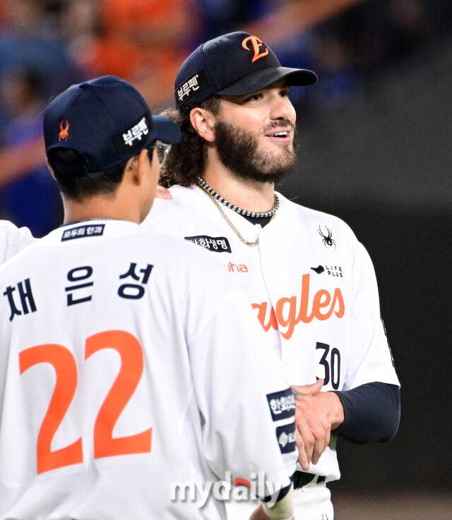 2025년 10월 24일 오후 대전한화생명볼파크에서 열린 '2025 신한 SOL BANK KBO 포스트 시즌' 삼성 라이온즈와 한화 이글스의 플레이오프(PO) 5차전 경기. 한화 선발투수 폰세가 3회초 1사 1루서 삼성 디아즈의 타구를 맞은 뒤 손을 확인하고 있다./대전=유진형 기자 zolong@mydaily.co.kr