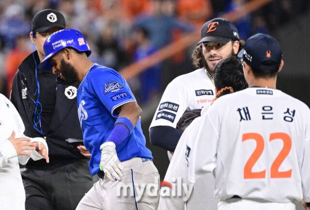 2025년 10월 24일 오후 대전한화생명볼파크에서 열린 '2025 신한 SOL BANK KBO 포스트 시즌' 삼성 라이온즈와 한화 이글스의 플레이오프(PO) 5차전 경기. 한화 선발투수 폰세가 3회초 1사 1루서 삼성 디아즈의 타구를 맞은 뒤 디아즈와 인사하고 있다./대전=유진형 기자 zolong@mydaily.co.kr