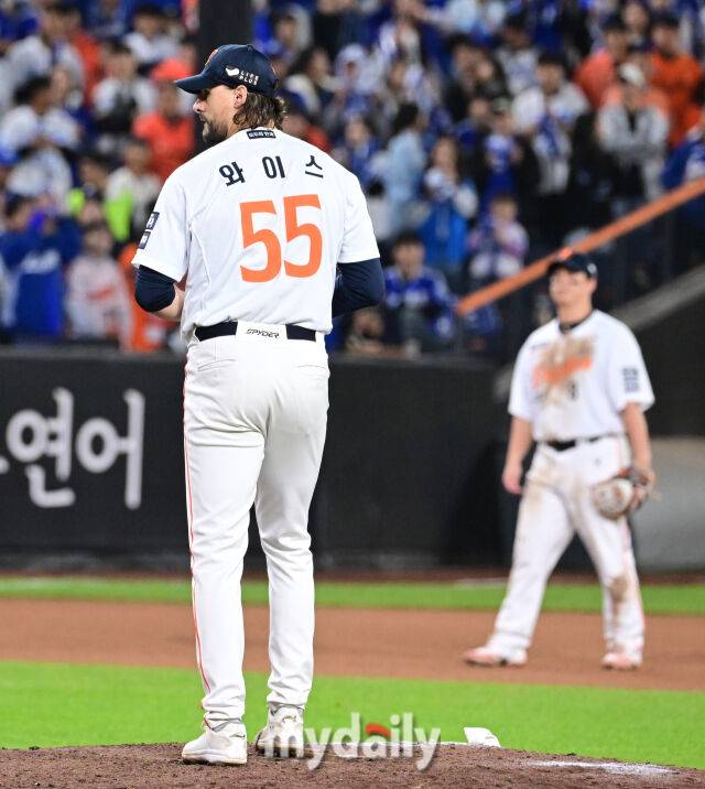 2025년 10월 24일 오후 대전한화생명볼파크에서 열린 '2025 신한 SOL BANK KBO 포스트 시즌' 삼성 라이온즈와 한화 이글스의 플레이오프(PO) 5차전 경기. 한화 와이스가 6회초 구원등판해 역투하고 있다./대전=유진형 기자 zolong@mydaily.co.kr