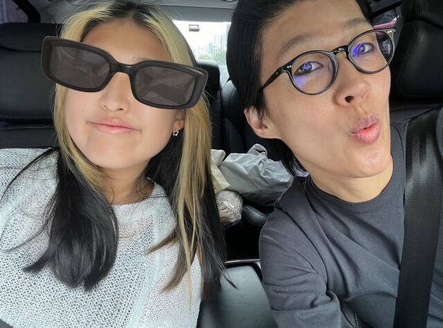 홍진경과 딸 라엘이 차 안에서 다정한 투샷을 남겼다. (2023년) / 홍진경 인스타그램