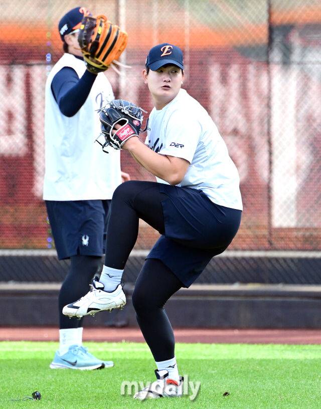 2025년 10월 24일 오후 대전한화생명볼파크에서 열린 '2025 신한 SOL BANK KBO 포스트 시즌' 삼성 라이온즈와 한화 이글스의 플레이오프(PO) 5차전 경기. 한화 김서현이 훈련을 하고 있다./대전=유진형 기자 zolong@mydaily.co.kr