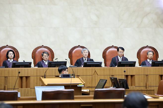 대법원 전원합의체가 23일 오후 대법원에서 선고하고 있다. [대법원 제공]