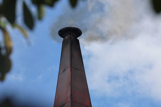 지난 20일(현지시간) 프놈펜 턱틀라사원 공공 화장시설 굴뚝에서 연기가 피어오르고 있다. 캄보디아 범죄조직에 납치돼 피살당한 한국인 대학생 박모 씨의 시신은 공동부검이 끝난 뒤 이곳에서 화장됐다. [연합]