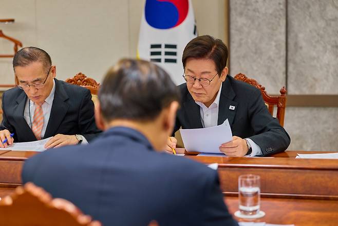 이재명 대통령이 지난 23일 용산 대통령실에서 마약, 스캠, 사이버 도박 등 국제적 불법 조직에 의한 초국가범죄 민생 침해 사건 관련 긴급 대책회의를 주재하고 있다. [대통령실 제공]