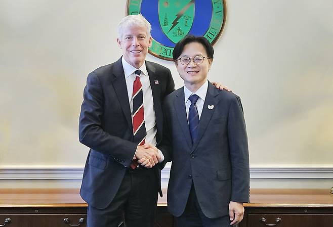 김정관 산업통상부 장관이 지난 16일(현지시간) 미국 워싱턴 DC 에너지부 회의실에서 크리스 라이트 에너지부 장관과 면담을 마친 후 기념 촬영하고 있다. [산업통상부]