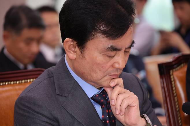 안규백 국방부 장관은 24일 12·3 비상계엄 당시 충남 계룡대 육군본부에서 서울로 향한 이른바 ‘계엄버스’에 몸을 실었던 장성들이 제 자리를 지키고 일부는 영전까지 했다는 일부 언론보도에 대해 사실과 다르다며 유감을 표명했다. 자료사진. [연합]