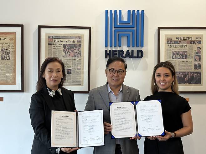 이카타리나(왼쪽부터) WAIFF SEOUL 위원장, 김영상 코리아헤럴드 사장, 이진주 비전컬쳐 대표가 지난 23일 서울 용산구 헤럴드스퀘어 헤럴드미디어그룹 본사에서 ‘WAIFF Seoul 2026(세계 AI 영화제)’의 성공적 개최를 위한 업무협약을 체결한뒤 기념사진을 찍고 있다.