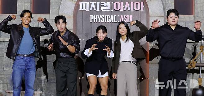 [서울=뉴시스] 김혜진 기자 = 방송인 아모띠(왼쪽부터), 윤성빈, 장은실, 최승연, 김민재가 24일 오후 서울 강남구 웨스틴 서울 파르나스에서 열린 넷플릭스 예능 프로그램 ‘피지컬: 아시아’ 제작발표회에서 포즈를 취하고 있다. 2025.10.24 jini@newsis.com