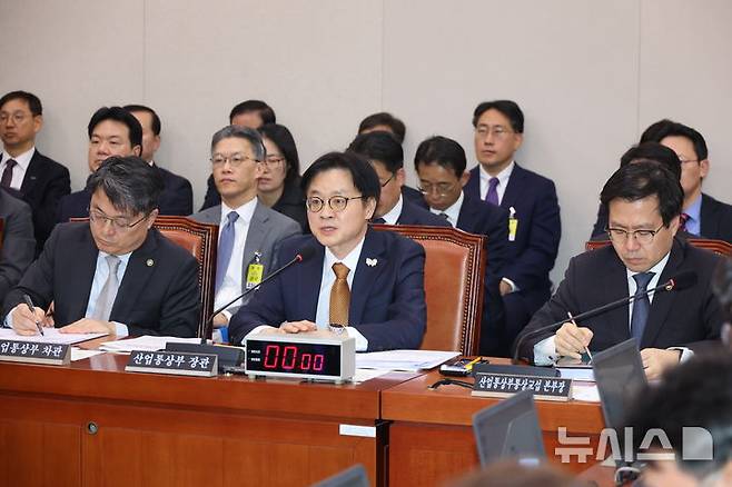 [서울=뉴시스] 고승민 기자 = 김정관 산업통상자원부 장관이 24일 서울 여의도 국회에서 열린 산업통상자원중소벤처기업위원회의 산업통상자원부 등 종합감사에서  의원 질의에 답하고 있다. 2025.10.24. kkssmm99@newsis.com