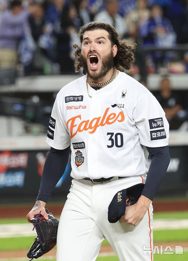 [대전=뉴시스] 강종민 기자 = 24일 대전 중구 한화생명볼파크에서 열린 2025 KBO 포스트시즌 플레이오프 5차전 한화 이글스와 삼성 라이온즈의 경기, 한화 선발 폰세가 5회초 삼성 타선을 잠재운 후 덕아웃으로 향하며 포효하고 있다. 2025.10.24. ppkjm@newsis.com