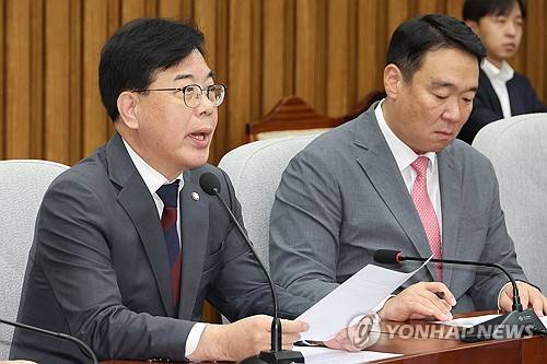 발언하는 송언석 원내대표 (서울=연합뉴스) 김주성 기자 = 국민의힘 송언석 원내대표가 24일 서울 여의도 국회에서 열린 국정감사 대책회의에서 발언하고 있다. 2025.10.24 utzza@yna.co.kr