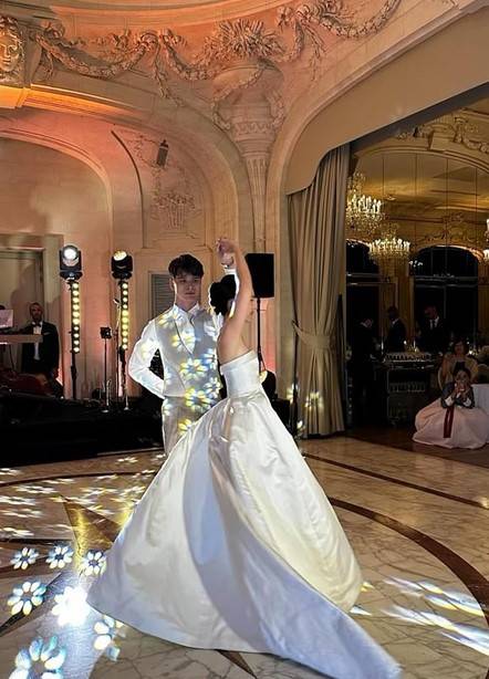 결혼식서 6개월간 연습한 춤을 선보인 두 사람 [데일리메일]