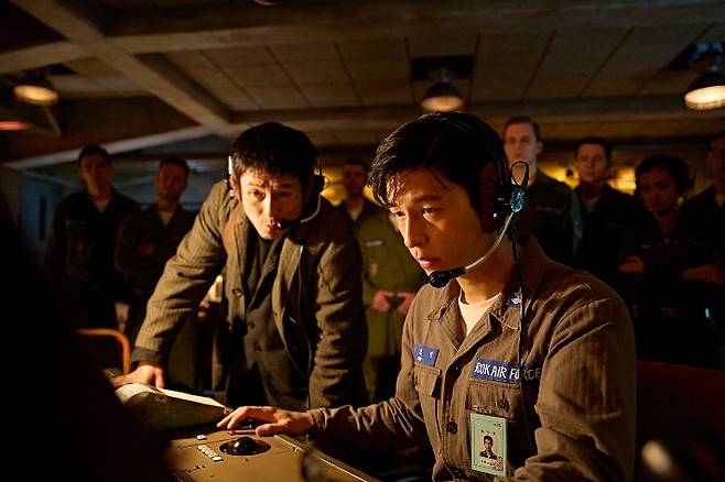 변성현 감독은 극 중 아무개와 서고명의 설정에 대해 "서고명이 무명이 되는 과정에서 애초에 무명인 아무개의 존재가 있으면 재미있겠다고 생각했다"며 "아무개는 결국 신분을 얻지만 주민등록증 한 장을 얻은 것 뿐"이라고 밝혔다. 넷플릭스 제공