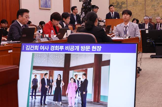 '김건희 근정전 어좌 착석' 의혹 답변하는 정용석 사장     (서울=연합뉴스) 김주성 기자 = 정용석 국립박물관문화재단 사장이 22일 서울 여의도 국회에서 열린 문화체육관광위원회의 국립중앙박물관 등에 대한 국정감사에서 김건희 여사의 경복궁 근정전 어좌 착석 의혹과 관련한 더불어민주당 양문석 의원의 질의에 답하고 있다. 2025.10.22     utzza@yna.co.kr (끝)   <저작권자(c) 연합뉴스, 무단 전재-재배포, AI 학습 및 활용 금지> 연합뉴스