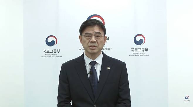 '갭투자 논란' 이상경 국토차관, 대국민 사과문 발표     (서울=연합뉴스) 전세 끼고 집을 사 이른바 '갭투자' 논란에 휩싸인 이상경 국토교통부 1차관이 23일 국토부 유튜브 계정을 통해 대국민 사과문을 발표하고 있다. 이 차관은 최근 방영된 한 유튜브 채널에서 '정부 정책을 통해 시장이 안정되면 그때 집을 사면 된다'는 취지로 발언해 논란을 일으켰다. 2025.10.23 [국토교통부 유튜브 캡처. 재판매 및 DB금지]     photo@yna.co.kr (끝)   <저작권자(c) 연합뉴스, 무단 전재-재배포, AI 학습 및 활용 금지> 연합뉴스