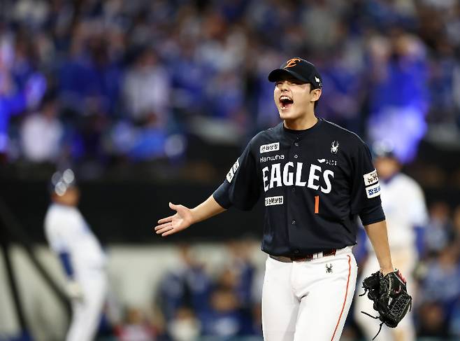 21일 대구삼성라이온즈파크에서 열린 2025 KBO 포스트시즌 플레이오프 한화 이글스 대 삼성 라이온즈 3차전. 7회 말 위기를 무실점으로 넘긴 한화 투수 문동주가 포효하는 모습. 연합뉴스